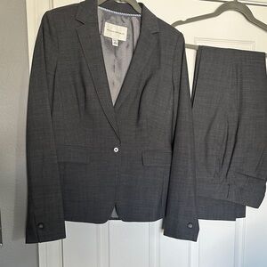 Banana Republic wool business suit. Dark grey. Jacket 6 pants 0.